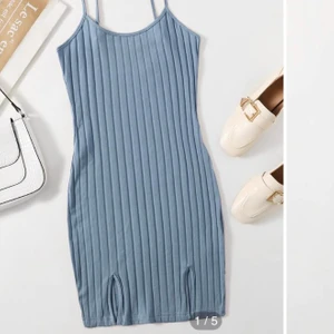 Blå sommrig klänning!! - Detta är en söt och snygg klänning köpt från Shein. Den ser ut precis som på bilden med färger och former och den är väldigt stretchig! Den är aldrig använd. Jag säljer den då den är för liten för mig. Frakten kan diskuteras om du vill ha ett billigare alternativ!💕 (lånad bild)