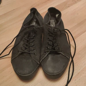 Skor med tjockare sula. - Välanvända men hela.