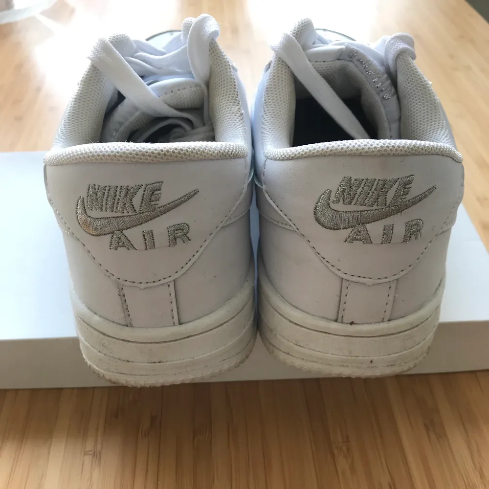 Nike air force i tidigare modell tror jag. Använda men fortfarande i bra skick! Lite gulnade på insidan. Storlekslapp borta men uppskattar till storlek 40.  . Skor.