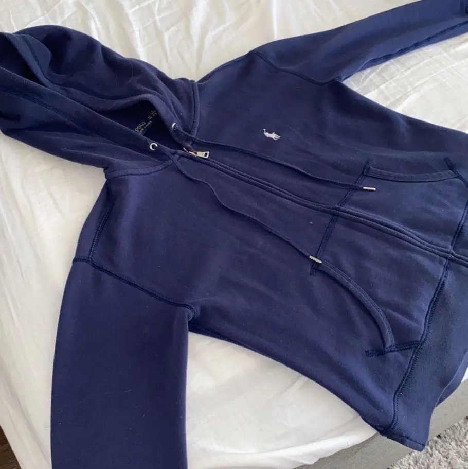 Jättefin marinblå hoodie med dragkedja från Ralp lauren. Köpt i USA på en outlet så den är förstås äkta. Inte använd alls mycket men säljer den för jag inte har så mycket användning av den . Tröjor & Koftor.