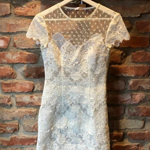 Ida Sjöstedt  - Ida Sjöstedt klänning, perfekt studentklänning i nyskick! Storlek S vilket motsvarar 36. Köptes för 2199kr och har använts en gång, säljer för 900kr ink frakt men pris kan diskuteras vid snabbt köp. Om flera skulle vara intresserade, görs en budgivning. 