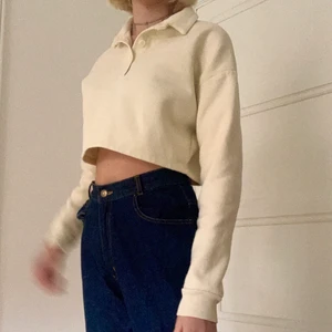 Krämvit långärmad  - En fin cropped långarmad tröja med två knappar upptill. Fleece på insidan så väldigt bekväm samt fint skick! Den är från Bershka i storlek S. Kan mötas upp i Stockholm!