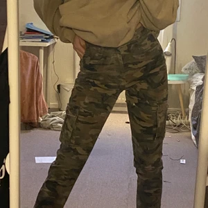 Madlady byxor  - Jag är 170cm. De är sjukt sköna och rekommenderar de om du vill ha något snyggt men skönt. 150kr + frakt. Ordinarie pris : 300kr 