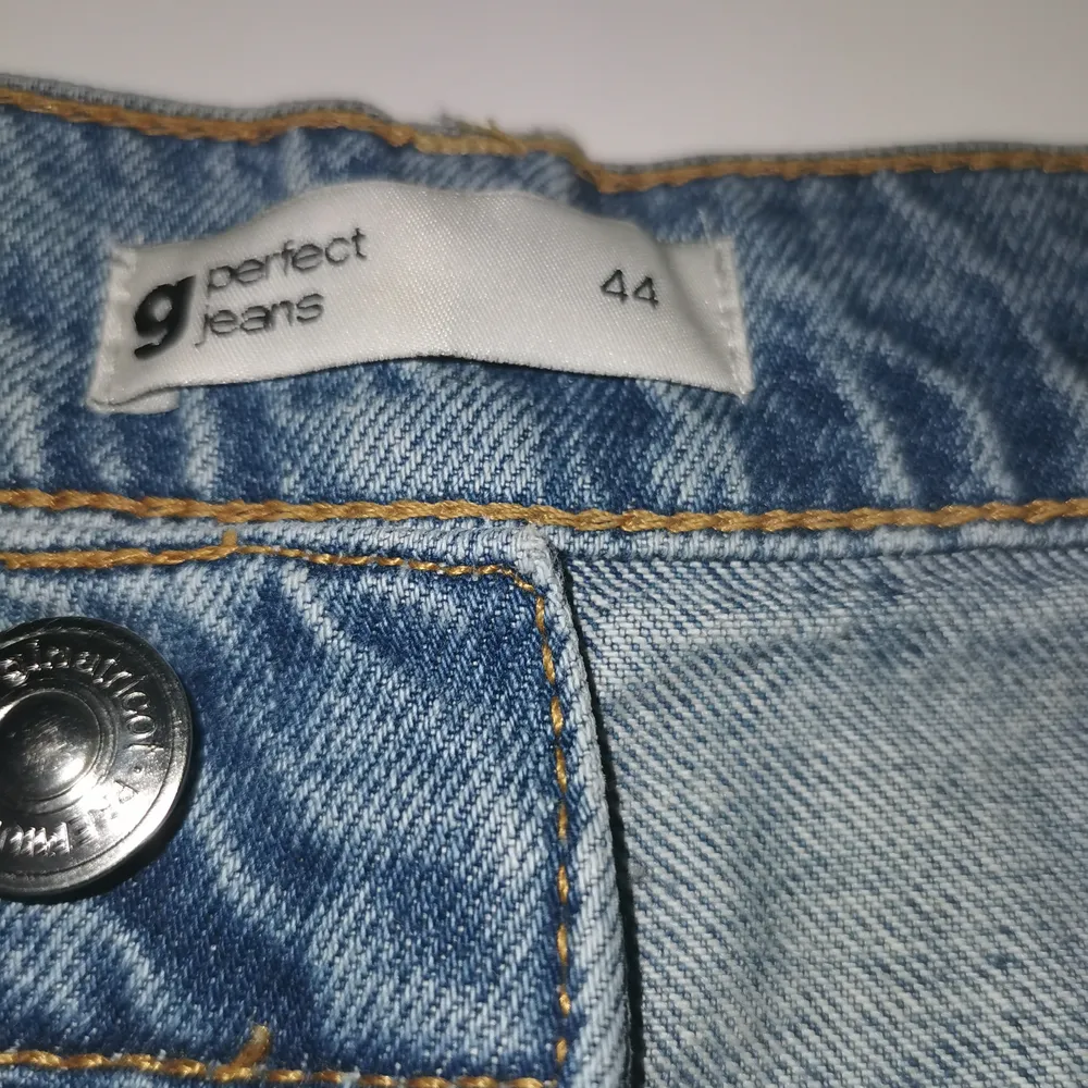 Helt nya Jeans från Gina tricot. Säljer enbart pga felköp av fel storlek. . Jeans & Byxor.