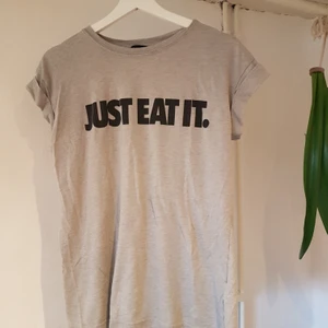 T-shirt - Easy t-shirt from Moss Copenhagen. Very comfortable and easy to wear. 