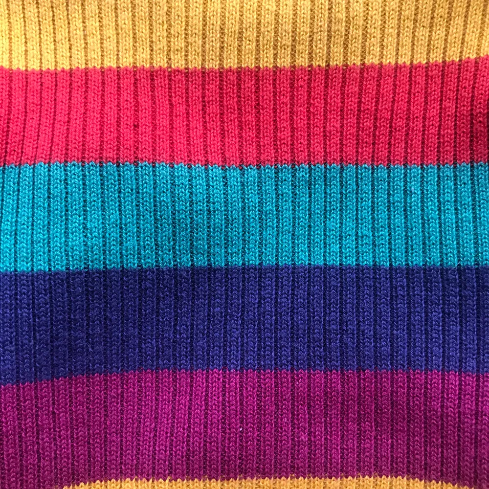 Super söt och färgglad tröja som är köpt på asos, den är väldigt sparsamt använd eftersom jag känner att det inte riktigt är min stil längre. . Stickat.