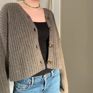 Tröja - Jättefin kofta från Weekday! Köpt ganska nyligen och knappt använd. Säljer pga kommer tyvärr inte till användning. Kan mötas upp i Stockholm. Annars står köpare för frakt:)