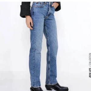 Zara Jeans - Supersnygga o slutsålda mid rise jeans från Zara! Helt oanvända med prislapp kvar, säljer för att de inte passa mig:(