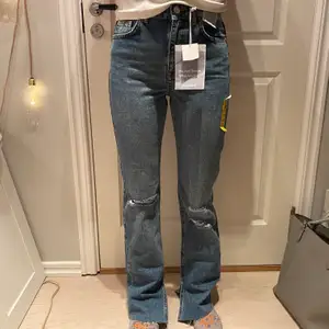 Säljer mina jeans från Pull&Bear😊 då dom var för stora och långa för mig. Modellen är 1,77. Säljer dom för 120 kr. 