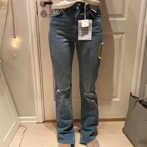 Jeans från Pull&Bear - Säljer mina jeans från Pull&Bear😊 då dom var för stora och långa för mig. Modellen är 1,77. Säljer dom för 120 kr. 