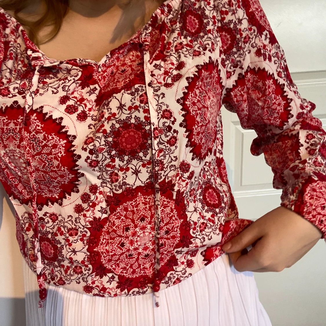 Rödvit blus från Only i storlek 38