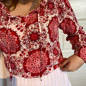 Rödvit blus från Only i storlek 38 - Rödvit blus från Only i storlek 38 🤍❤️ säljer för 35kr + eventuell frakt 