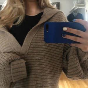 Zara tröja  - Stickad tröja från Zara i nyskick. Superfin brun/beige färg med en krage som ligger fint på axlarna. 