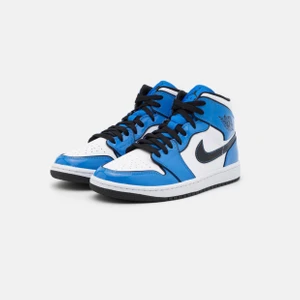 Air jordans 1 - signal blue - Säljer helt nya jordans 1 signal blue. 2 par i storlek 46 finns till salu, helt nya oanvända, kvitto finns. Bara att skicka meddelande om ni önskar fler bilder eller har frågor :) Pris kan diskuteras 