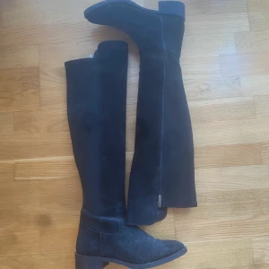 Over knee boots - Svarta over knee boots i mocka imitation Elastiskt tyg bak i vaden  Storlek 37