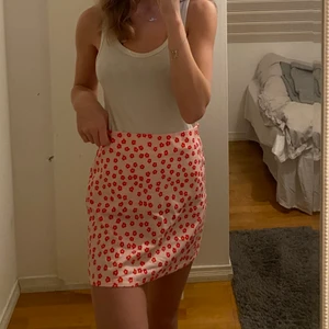 Blommig kjol  - Så söt blommig kjol från shein i storlek S❤️✨ Den kommer aldrig till användning därav säljs den! Hör av er för frågor eller fler bilder, köper står för frakt✨