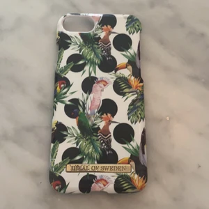 iPhone 6,7 och 8 - En fin, somrig och glatt mobil skal!!! Har lite sprickor längst upp vid kameran men dom syns knappt.