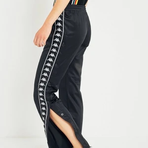 Kappa byxor  - Hej! Säljer dessa byxor för att de tyvärr inte kommer till användning. Använda Max 2 ggr och är i helt nyskick. Köpta för 700 kr. Pris kan diskuteras vid snabb affär. 