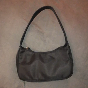 Svart väska - Svart axelväska från shein, säljer då den inte kommer till användning. Köparen betalar för eventuell frakt.