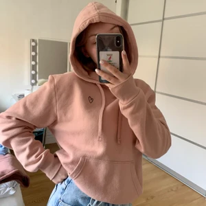 Rosa hoodie - Säljer nu min rosa hoodie från H&M. Jättebekväm och mysig! Ficka på magen och fungerande snören till luvan. Det finns även ett broderat svart hjärta på vänster sida.