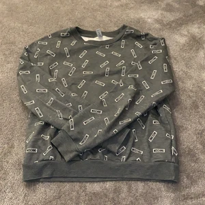 Moschino sweatshirt - En JÄTTE skön sweatshirt från moschino. Har inte används så mycket så är i bra skick. Buda från 300kr eller köp direkt för 370kr. Köparen står för frakt!