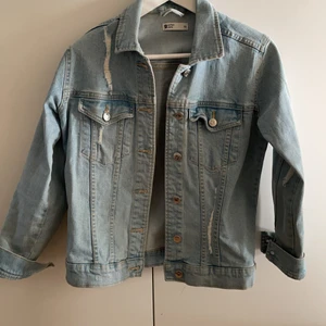 Jeansjacka - Snygg jeansjackans slitningar från ginatricot. Storlek xs. 
