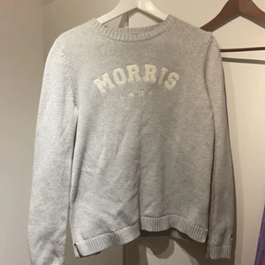 Morris tröja dam, storlek M - En ljus grå Morris tröja med vit text. Storlek medium. Skriv vid intresse! Pris kan diskuteras, kom gärna med bud! Köparen betalar frakten