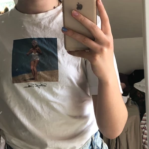 Vit t-shirt med tryck - Säljer denna coola tröja med Marilyn Munroe på. As najs till ett par jeans eller kjol och perfekt nu till våren🎀💘💞💅🏼🌸
