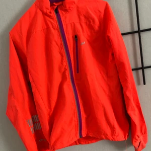 Pro touch vindjacka - Pro touch vindjacka i en korall/rosa färg, väligt tunn och lätt jacka som är sparsamt använd.                   Köparen står för frakt!