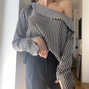 Randig skjorta, strl. 36 - Randig skjorta från Gina tricot. Använd ett fåtals gånger och är i väldigt bra skick! Är i storlek 36. 