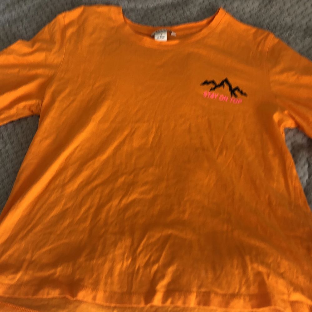 Orange t-shirt från Monki, storlek S. T-shirts.