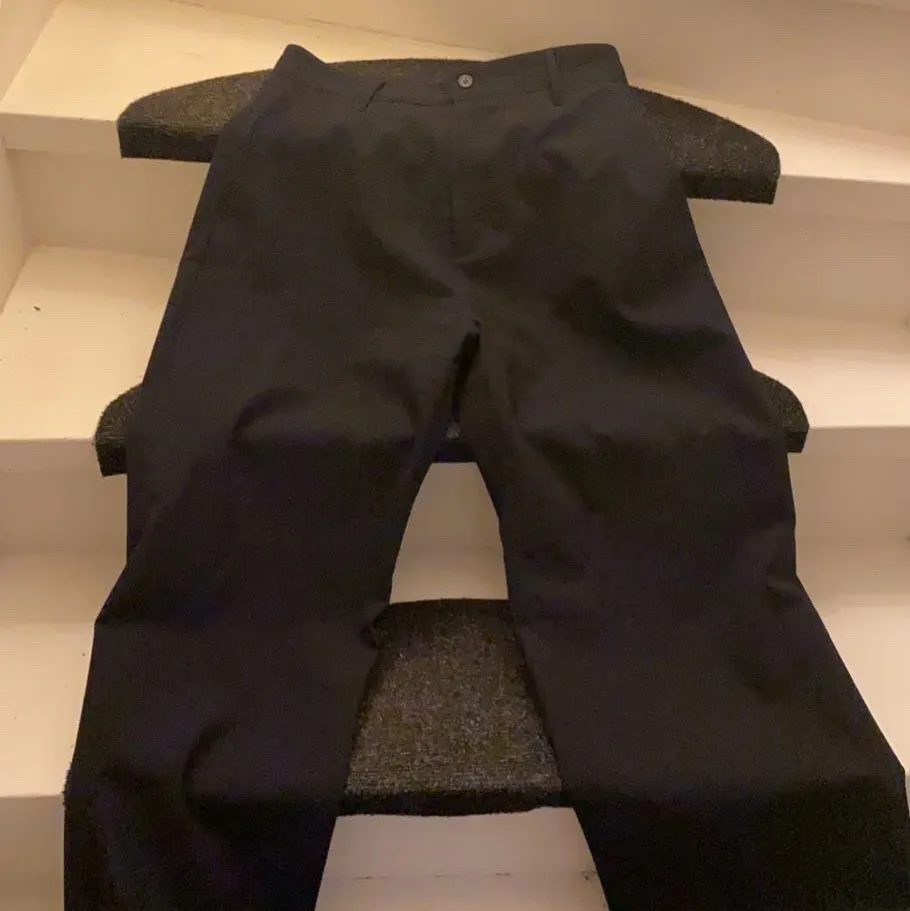 Marinblåa nästan svarta kostymbyxor ifrån HOPE storlek 34. Säljer pga fel storlek. Nyskick, använda Max 5 gånger. Nypris 1600kr. Jeans & Byxor.