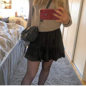 Svart kjol - Så fin svart kjol, som även är lite glasig💗 använd fåtal gånger och den är därför i fint skick