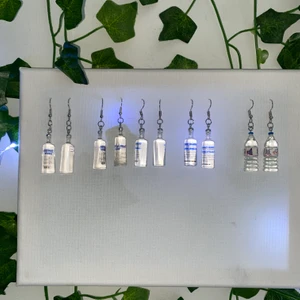 Drinkksss - Så galet snygga örhängen! Finns både i vattenflaska och vod&a flaskor (så coola!) det finns endast några exemplar kvar så skynda på!😍