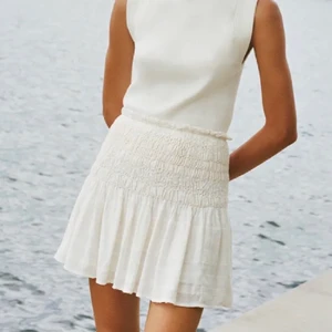 Vit/beige kjol zara - Säljer min slutsålda kjol från zara som aldrig är använd!!