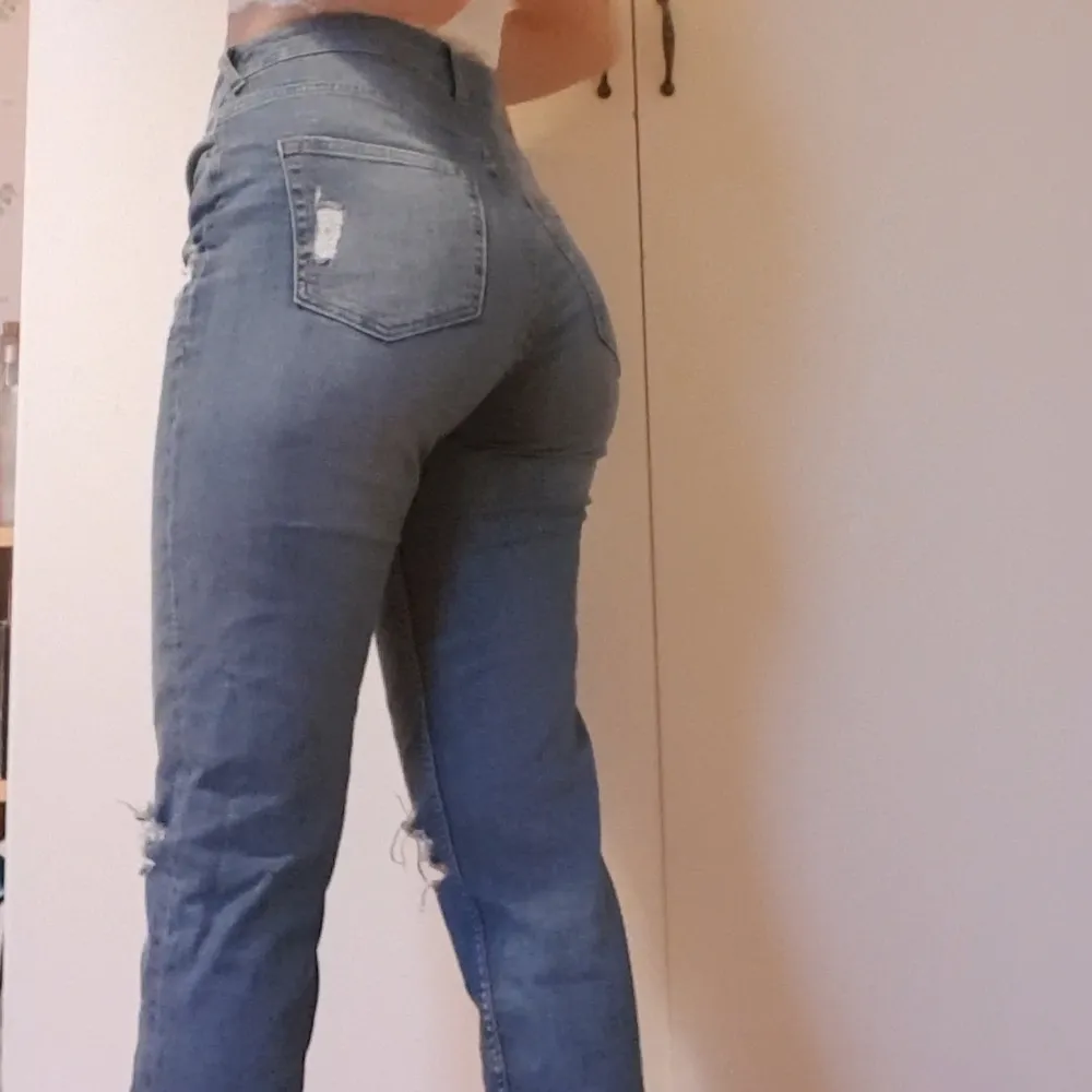 Högmidjade baggy jeans. Här använt de fåtal gånger. Byxorna passar bra på storlek M Och S.. Jeans & Byxor.