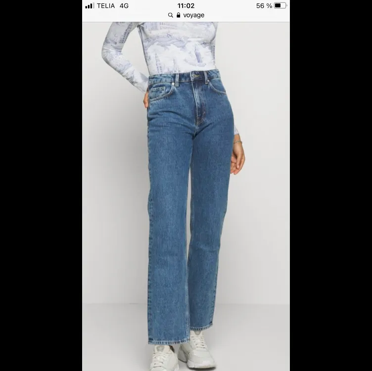 Säljer weekdays populära jeans modell ”voyage” i färgen på bilden samt mörkgrå. De är 28/30 och nästan i nyskick. Väldigt lite använda :) nypris 500kr styck säljer för 200kr styck inkl frakt.. Jeans & Byxor.