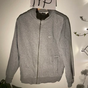 Nike zip-up - Superfin vintage Nike zip-up i storlek M!!! Sparsamt använd och enda lilla som kan anses som en flaw är en jätteliten fläck på waistband. Annars superfin och jätteskön!💕✨🦋