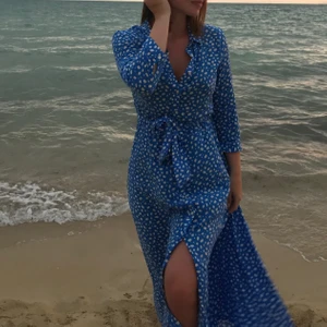 Superfin klänning från Zara👗 - Säljer denna fina sommarklänning i storlek M från Zara. Använd kanske ca 5 gånger så i väldigt bra skick. Buda i kommentarerna, avslutar budgivning på fredag 🥰