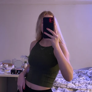 Ribbat linne - Mörkgrönt linne från H&M! Knappt använd så är i bra skick! Storlek XS men passar S också. Priset kan diskuteras och köparen står för frakten:)