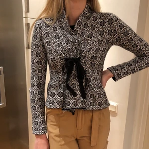 Kofta från Chelsea - En svartvit kofta som använts ett några gånger. Den är i perfekt skick och i storlek XS. Priset är 100 kr + frakt / högsta budgivning.