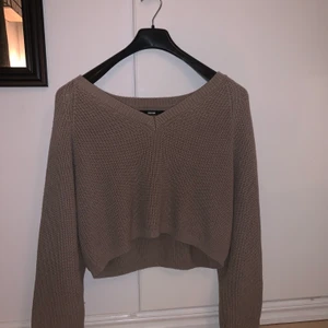 V-ringad tjocktröja - Stor tjocktröja från Bik Bok, toppen kvalite! Passar perfekt till ett par svarta byxor💓 haft den ganska länge men knappt använd. Pris + frakt 