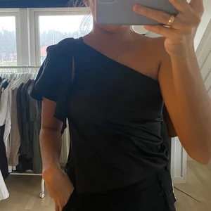 Söt svart top! - Säljer pga för liten😅 