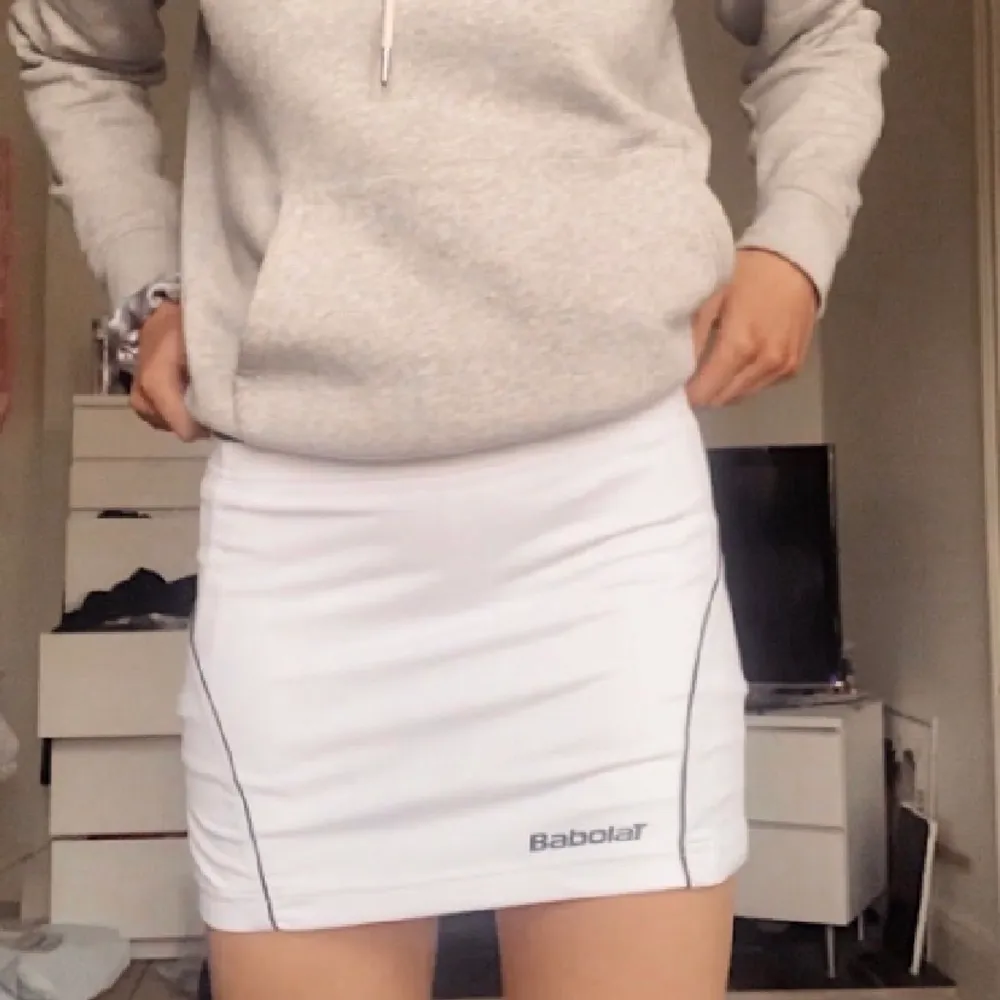Så fin tennis/Padel kjol från Babolat! Har undershorts med bollfickor vilket är så bra!  Storlek 164/170 cm men skulle säga passar en xs/s. Kjolar.