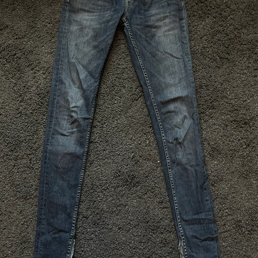 Jeans från tiger of sweden. Har klippt en slit. Storlek w27 L34 . Jeans & Byxor.