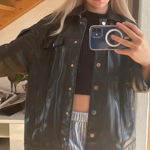 Skinnjacka - Säljer denna skit snygga skin jack som är köpt på zara för 2 år sedan men använd ca 5 gånger så den är alltså i mycket bra skick!!🤗💕 den är i storlek em men har egentligen Xs-s så den sitter lite mer oversized på mig BUDGIVNING AVSLUTAS PÅ torsdag högsta bud just nu 280💕.        Köpt direkt 400kr