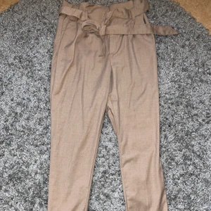 Beigea Byxor - Beigea byxor från H&M, matchande Kavaj säljs också!🥰