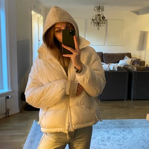 Pufferjacket weekday  - Supersnygg vit pufferjacket från weekday, slutsåld! Storlek S, säljes pga den aldrig kommer till användning. Köparen står för frakten, hör av er för fler bilder/frågor🌟🌸