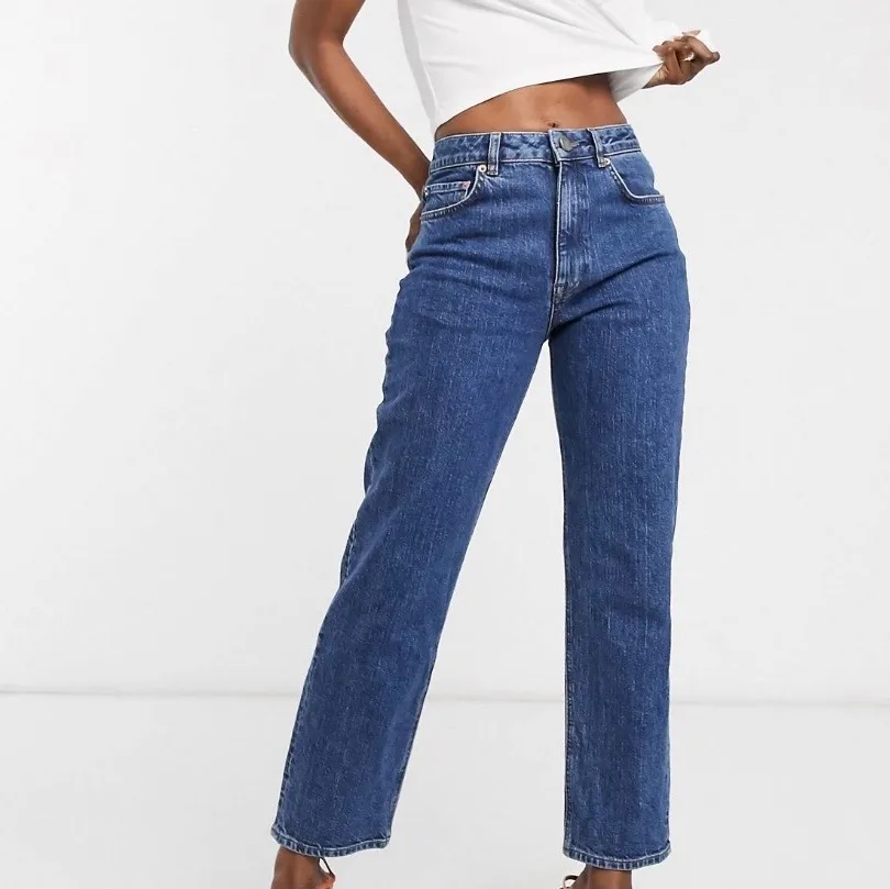 Perfekt blåa cropped jeans. Sitter skönt och snyggt. Köparen står för frakten:). Jeans & Byxor.
