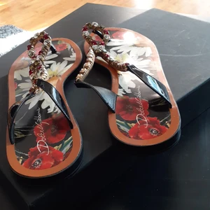 Sandal - Skicket är bra. Inget slitage. Ni får gärna titta på den närmar. Storlek 40